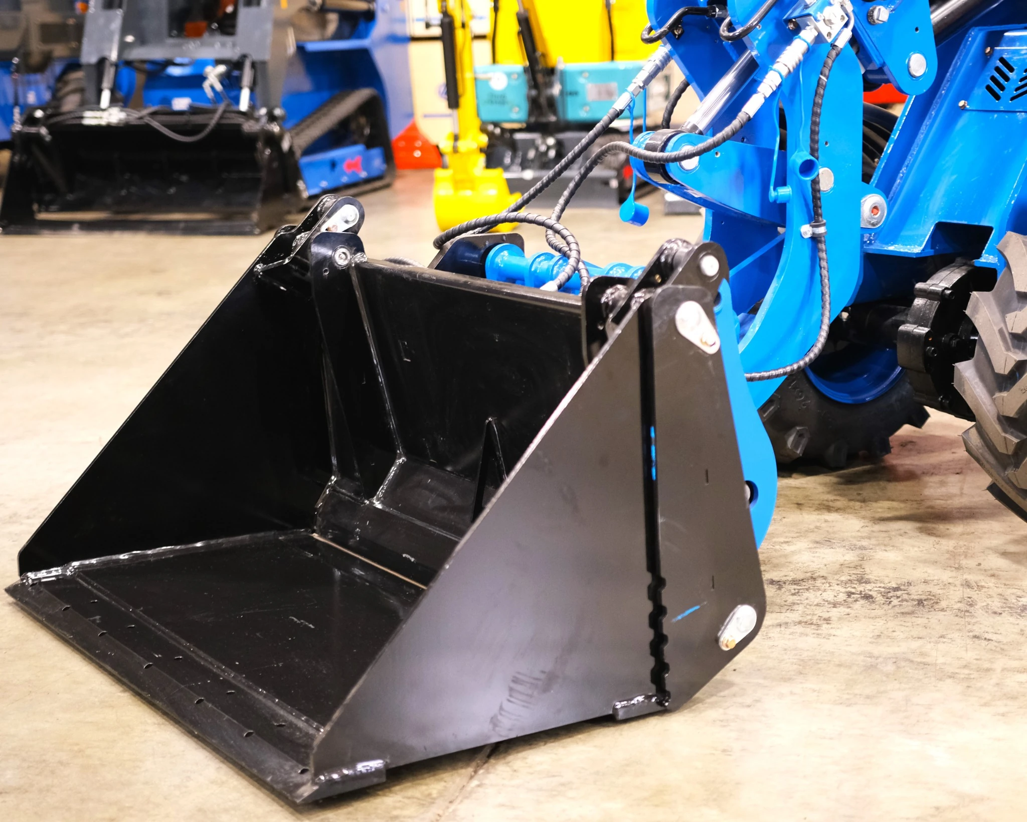 Rippa RL-06 4-in-1 multi-function bucket front close-up