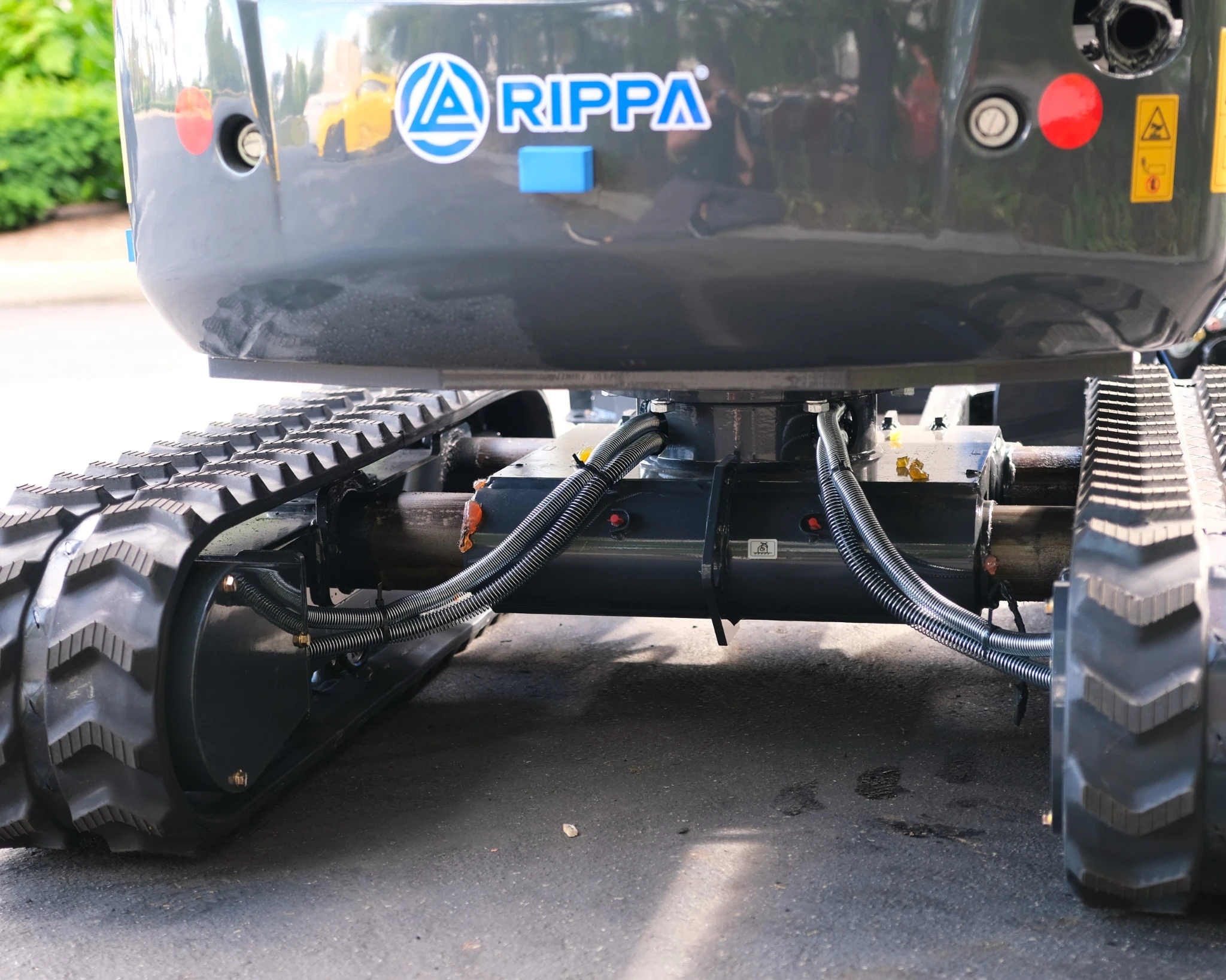 Heavy-duty undercarriage and expandable tracks on Rippa R15 Eco