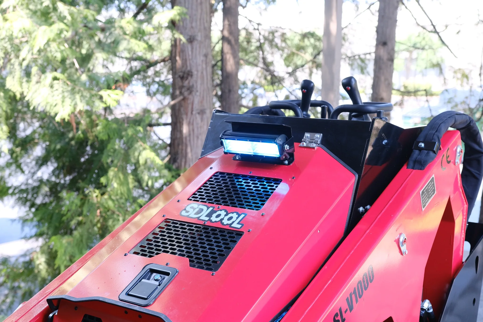 Front auxiliary hydraulic quick couplers for powered attachments on the SDLOOL SL-V1000.