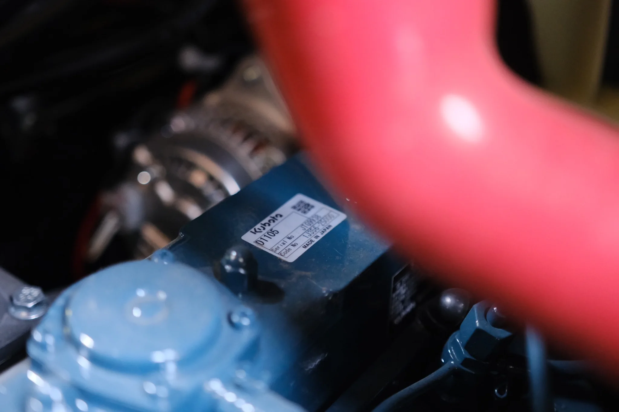Close-up of the Kubota D1105 engine identification label installed on the SDLOOL SL-V1000.