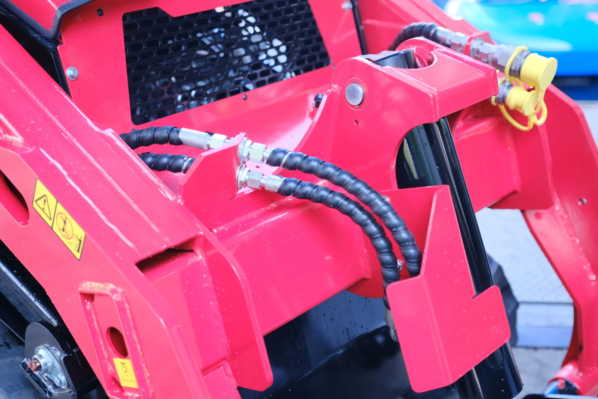 Lift arm hydraulic cylinders and protected hydraulic hose routing on the SDLOOL SL-V1000.