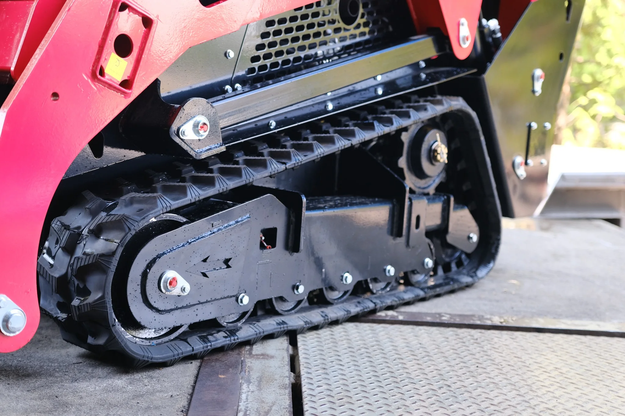 Close-up of the rubber track system, rollers, and drive sprocket on the SDLOOL SL-V1000.