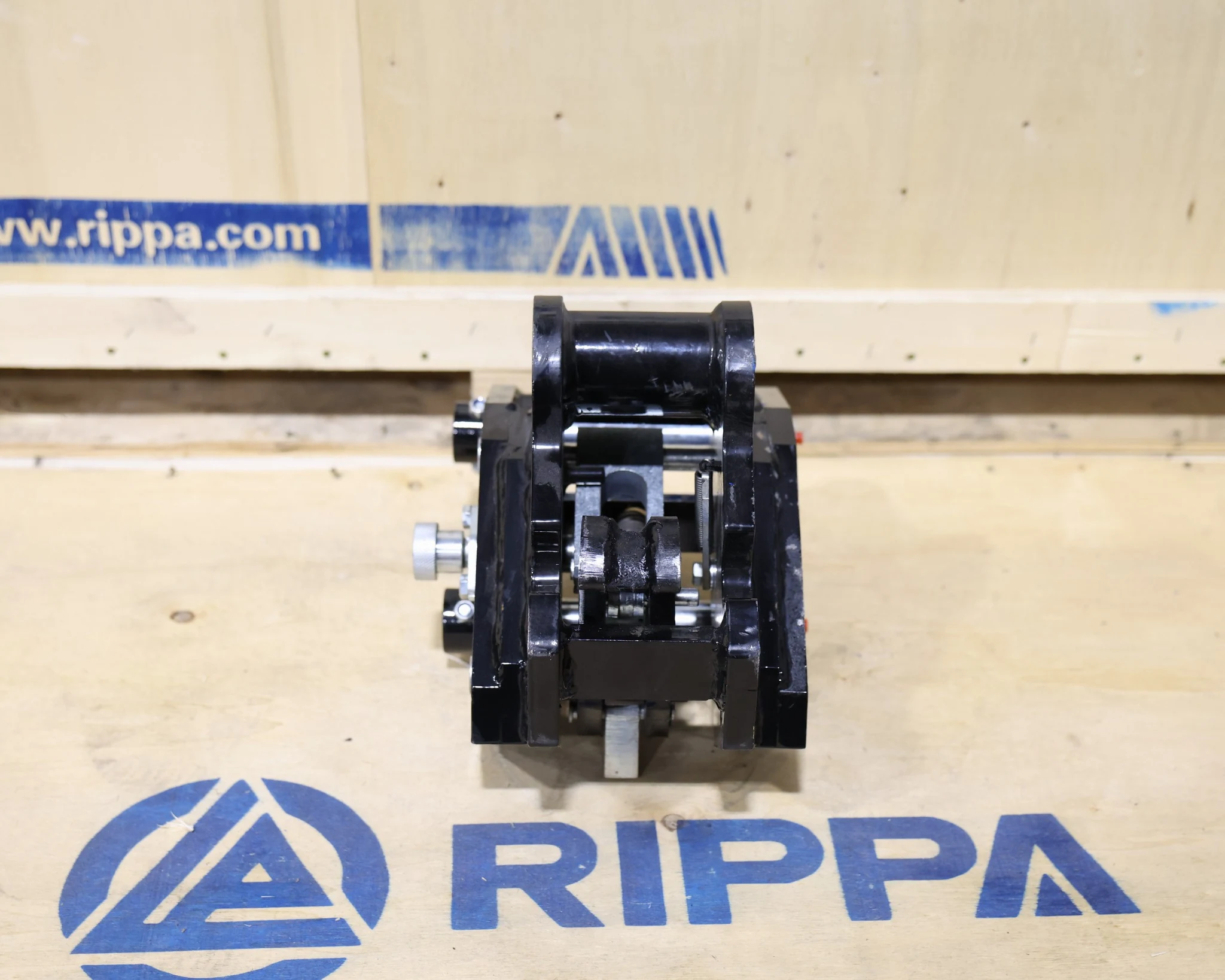 RIPPA R18 Pro semi-automatic quick coupler locking mechanism detail